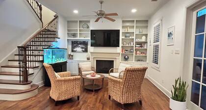 Spacious Cultural District Home + Garage; Walk to Museums, Dining, Dickies Arena