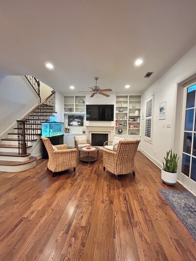 Spacious Cultural District Home + Garage; Walk to Museums, Dining, Dickies Arena