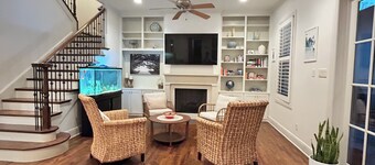 Spacious Cultural District Home + Garage; Walk to Museums, Dining, Dickies Arena