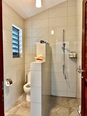 Serviettes fournies, savon, shampoing, papier toilette
