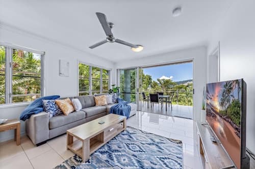 Appartement Deluxe, balcon, vue sur la mer | Aire de séjour | Téléviseur de 55 po avec télévision par câble