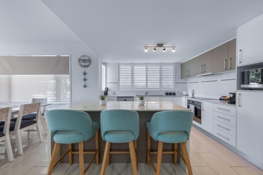 Deluxe-huoneisto, parveke | Yksityinen keittiö