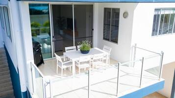 Appartement Deluxe, balcon, vue mer | Restauration extérieure