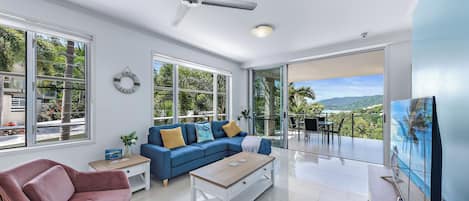 Deluxe Apartment, Balcony, Sea View | Soundproofing, iron/ironing board, free WiFi, wheelchair access