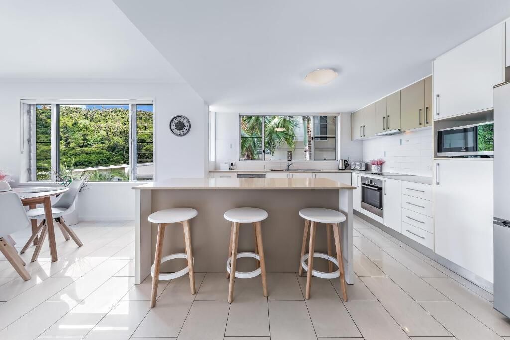 Deluxe-huoneisto, parveke, merinäköala | Yksityinen keittiö