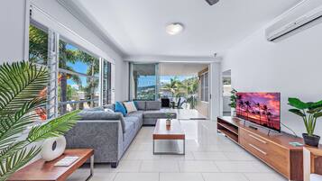 Deluxe appartement, balkon, uitzicht op zee | Woonruimte