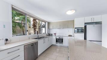 Deluxe appartement, balkon, uitzicht op zee | Privékeuken