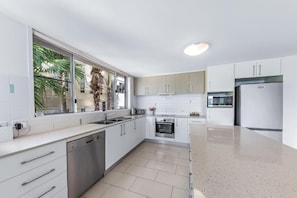 Deluxe Apartment, Balcony, Sea View | Dapur peribadi