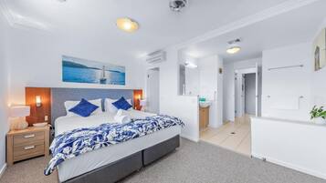 Deluxe-huoneisto, parveke, merinäköala | Äänieristys, silitysrauta/-lauta, ilmainen Wi-Fi, pääsy pyörätuolilla