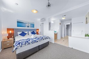 Deluxe-huoneisto, parveke, merinäköala | Äänieristys, silitysrauta/-lauta, ilmainen Wi-Fi, pääsy pyörätuolilla