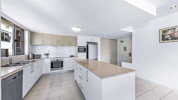 Deluxe Apartment, Balcony, Sea View | Dapur peribadi