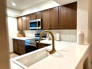 Fridge, microwave, oven, stovetop - Serene Desert Escape, Golf Views, Pool, Modern Comfort (Palm Desert)