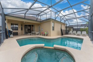 Una piscina al aire libre, una piscina climatizada