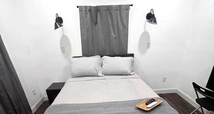 Blue Heron Getaway: 2BR Cabin near Springs, Starlink WiFi & Fire Pit