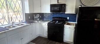 Wild Indigo Getaway:  2BR Cabin near Springs, Starlink Wi-Fi & Fire Pit