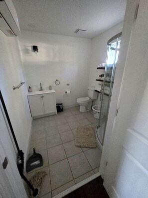 Bathroom - Blue Heron Getaway: 2BR Cabin near Springs, Starlink WiFi & Fire Pit (Westville)