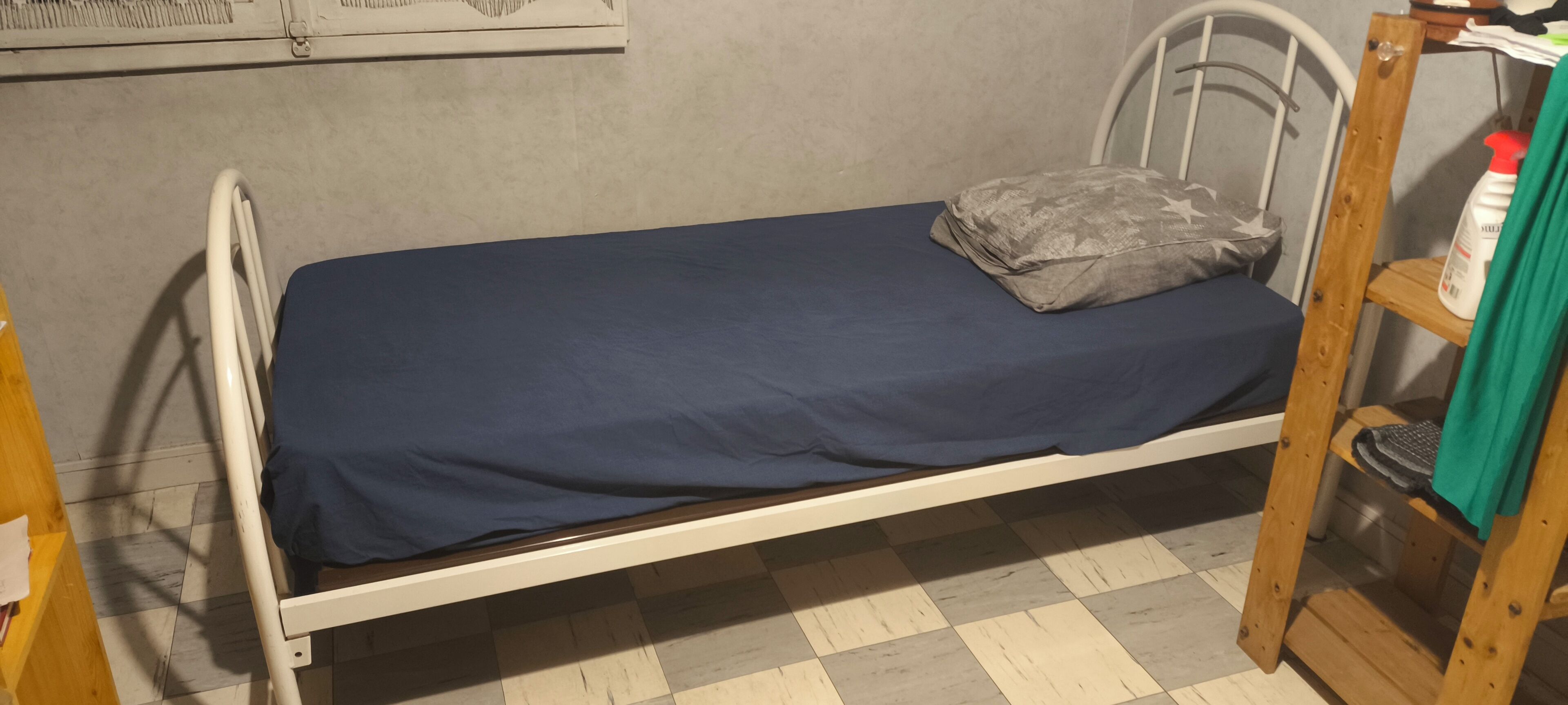 1 bedroom, bed sheets
