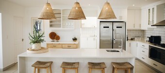 White Wicker House - Charming 4bedroom house