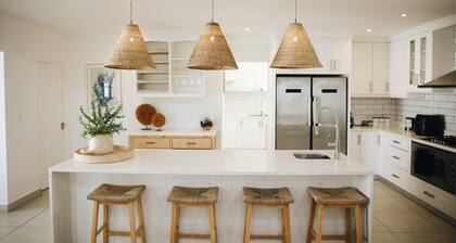 White Wicker House - Charming 4bedroom house