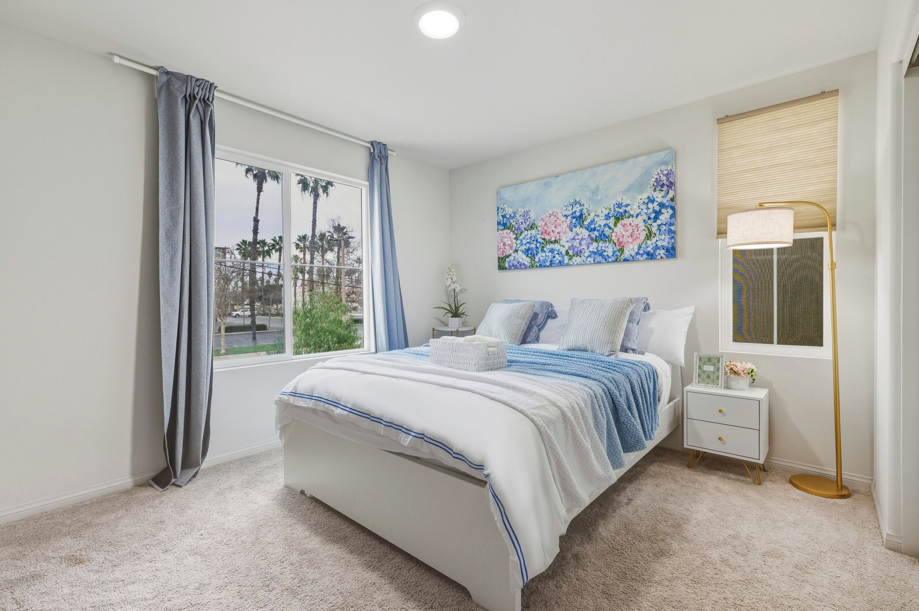 Een strijkplank/strijkijzer, reisbedje, gratis wifi, beddengoed