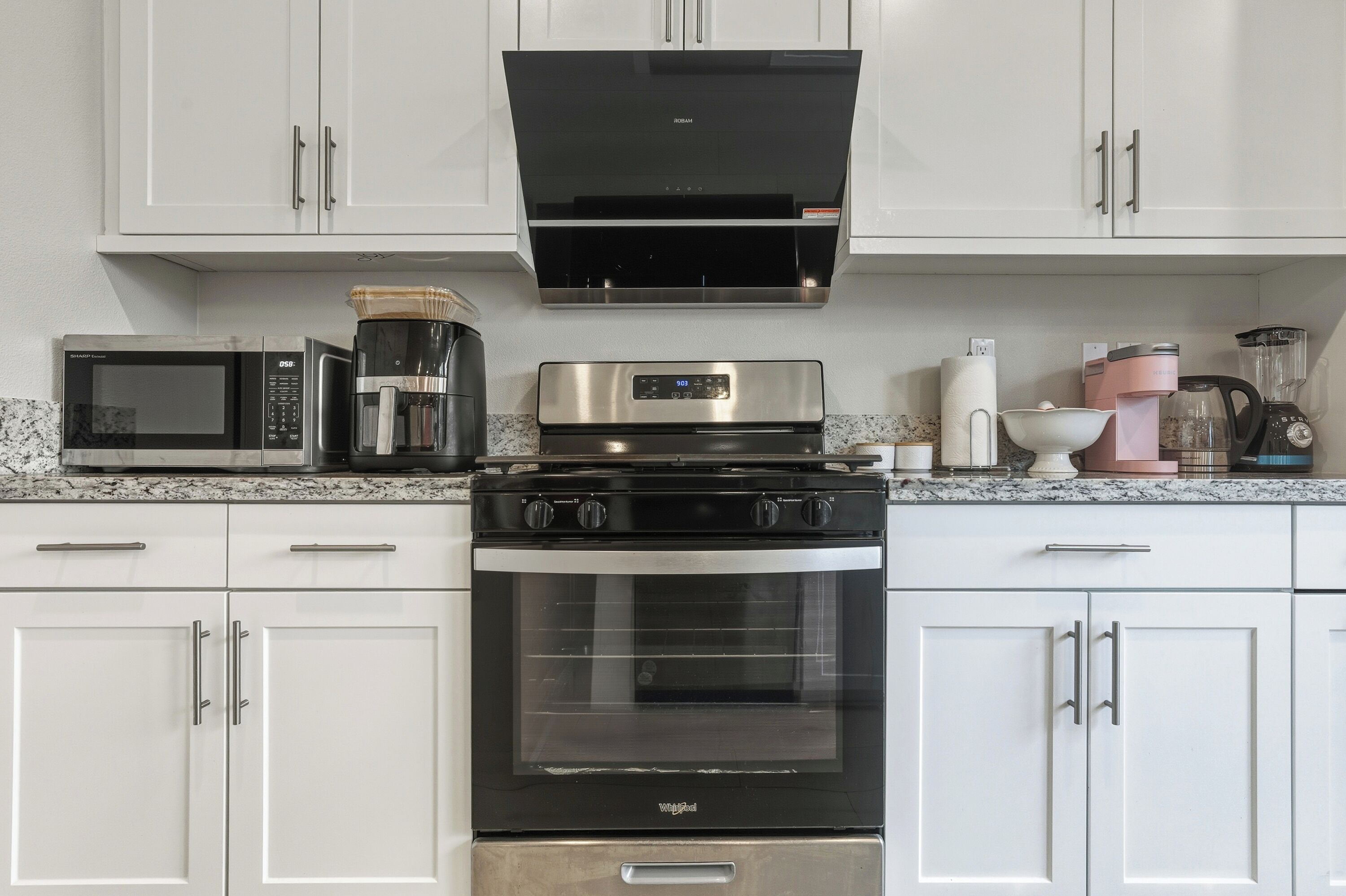 Een koelkast, een microgolfoven, een oven, een kookplaat