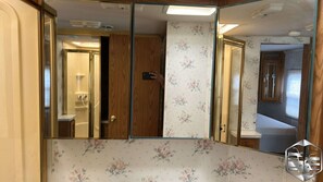 1 bedroom, bed sheets