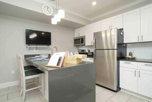 Microwave, oven, stovetop, dishwasher - Cozy 1-bedroom apartment in charming Philadelphia with AC (Philadelphia)