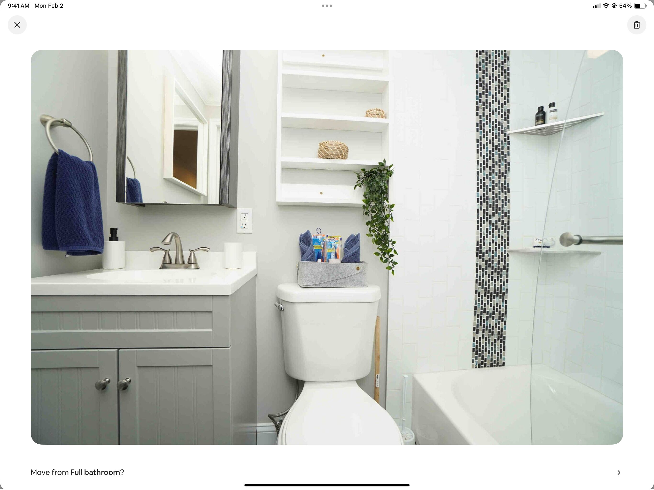 Une salle de bain moderne équipée de toilettes, d’un lavabo et d’une douche.