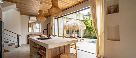 豪華別墅, 2 間臥室, 露台, 泳池景 | 私人廚房 | 雪櫃、微波爐、爐具、咖啡機/沖茶器