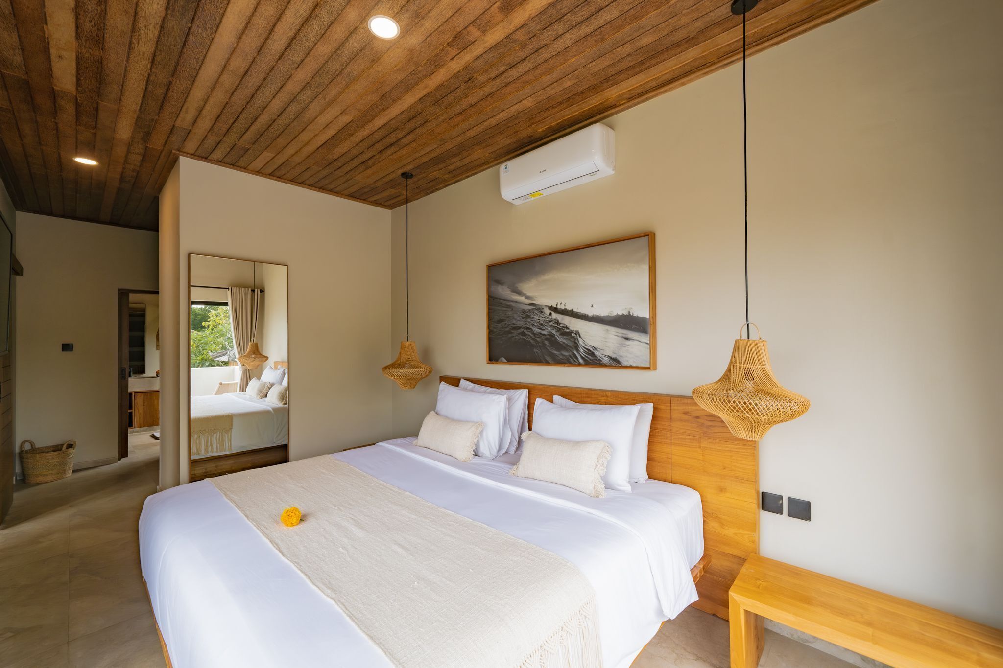 Ein Schlafzimmer mit einem großen Bett, Holzboden und einem Bild an der Wand.