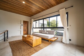 Deluxe-Villa, 2 Schlafzimmer, Terrasse, Poolblick | Wohnbereich | 65-Zoll-Fernseher mit Kabelempfang