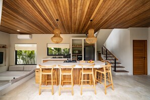 Deluxe-Villa, 2 Schlafzimmer, Terrasse, Poolblick | Eigene Küche | Kühlschrank, Mikrowelle, Herdplatte, Wasserkocher mit Kaffee-/Teezubehör