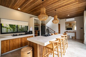 Deluxe-Villa, 2 Schlafzimmer, Terrasse, Poolblick | Eigene Küche | Kühlschrank, Mikrowelle, Herdplatte, Wasserkocher mit Kaffee-/Teezubehör