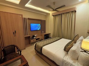 Deluxe Double Room, Air conditioning | Hypo-allergenic bedding, desk, soundproofing, free WiFi - Hotel Mantavya Varanasi (Varanasi)