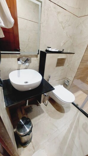 Deluxe Double Room, Air conditioning | Bathroom | Shower, rainfall showerhead, slippers, towels - Hotel Mantavya Varanasi (Varanasi)