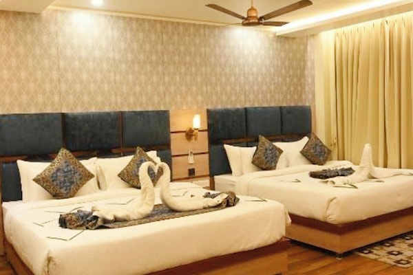 Family Double Room, Air conditioning | Hypo-allergenic bedding available, desk, soundproofing, WiFi (free)