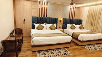 Family Double Room, Air conditioning | Hypo-allergenic bedding, desk, soundproofing, free WiFi