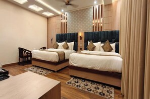 Deluxe Double Room, Air conditioning | Hypo-allergenic bedding, desk, soundproofing, free WiFi - Hotel Mantavya Varanasi (Varanasi)