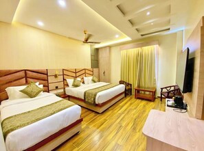 Familie tweepersoonskamer, airconditioning | Hypoallergeen beddengoed, een bureau, geluiddichte muren, gratis wifi