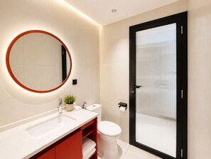 Habitación doble superior | Baño | Toallas, jabón, champú y papel higiénico