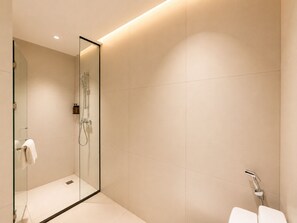 Handtücher, Seife, Shampoo, Toilettenpapier