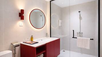 Superior Double Room | Bathroom | Towels, soap, shampoo, toilet paper