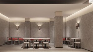 Ein modernes Interieur mit einem zentralen Esstisch, verschiedenen Sitzgelegenheiten und Wandleuchten.