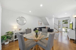 TV, offices - Bright 3-Bed Home Near Maroochydore Beach (Maroochydore)