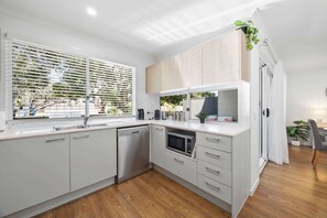 Fridge, microwave, oven, stovetop - Bright 3-Bed Home Near Maroochydore Beach (Maroochydore)