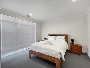 4 عدّة غرف نوم ومكواة/لوح كي وواي فاي وملاءات أسرّة