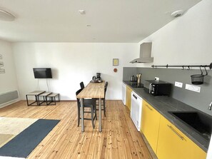 Kylskåp, mikrovågsugn, diskmaskin och kaffe- och tebryggare