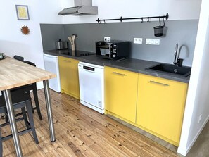 Réfrigérateur, micro-ondes, lave-vaisselle, cafetière/bouilloire