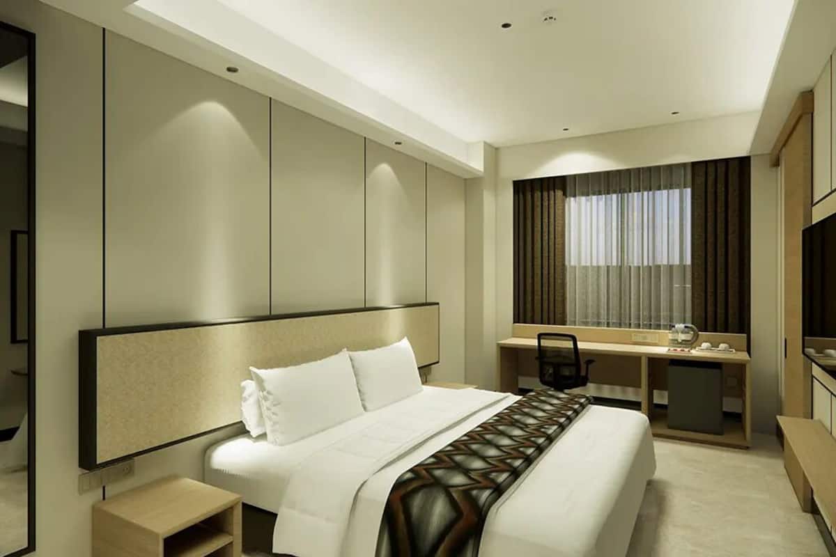 Family Room | Laptop workspace, free WiFi