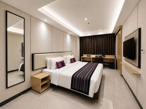 Minibar, in-room safe, laptop workspace, blackout curtains - Prime Plaza Hotel Mataram (Mataram)
